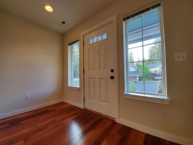 Photo - Spacious 3 Bed, 3 Bath Home in Lynnwood with Fenced Yard and Deck