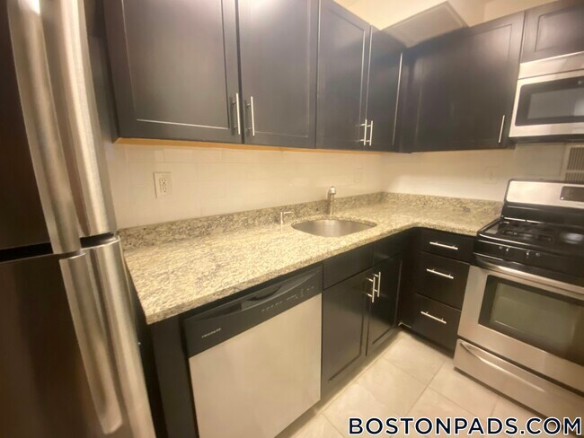 175 Freeman St Unit 913