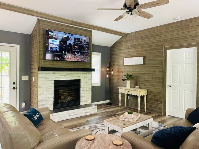 Photo - 233 Lakeview Cir