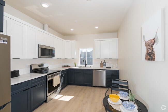 2BR, 2BA - 905SF - Kitchen