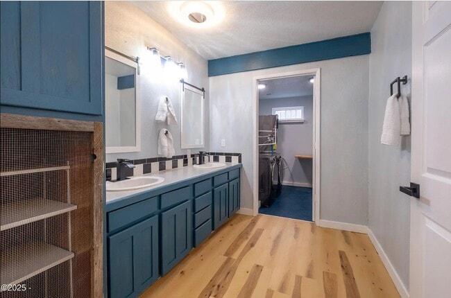 baño principal compartido - 432 N Yodel Ln Unidad 1