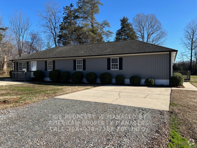 Building Photo - 299 Rustic Rd Rental