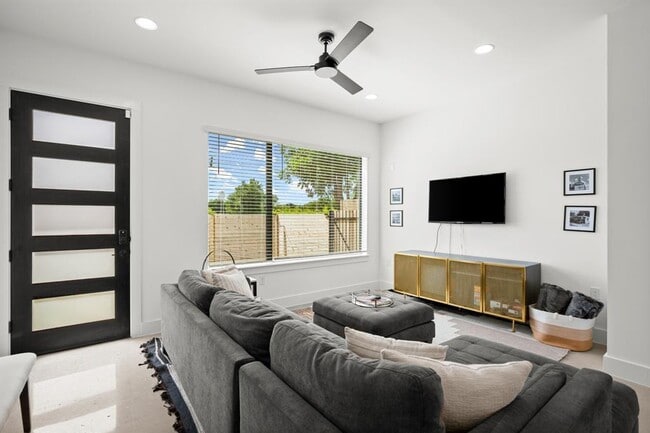 Photo - 1006 Winsted Ln