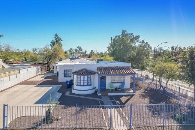 Building Photo - 1304 E Linden St