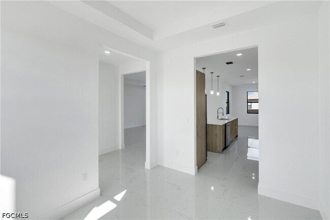 Photo - 1144 Edelweiss St E