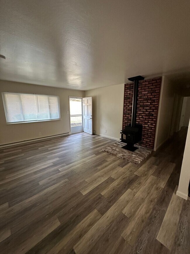 New Paint and New Flooring! Rental For Rent in Sonora, CA
