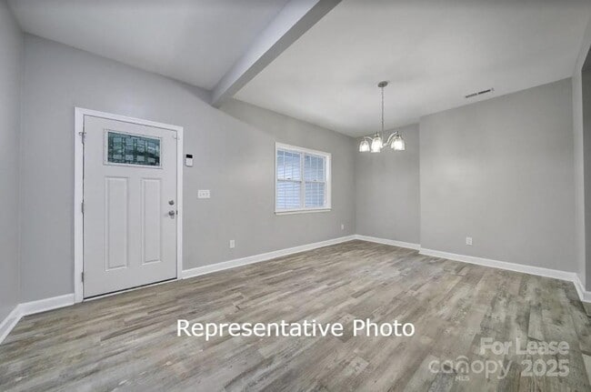 Photo - 595 Foxwood Dr SE