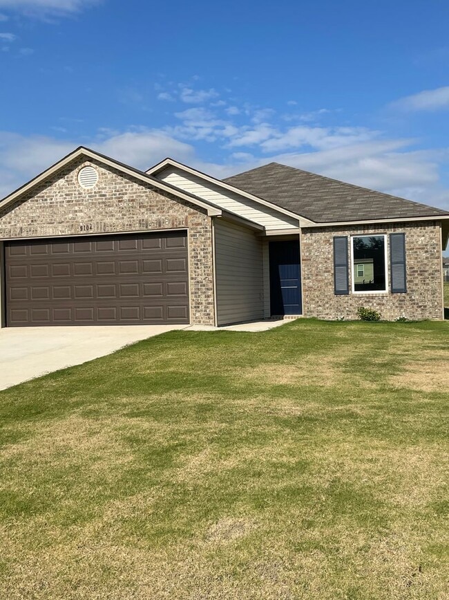 Building Photo - 3 Bedroom, 2 Bathroom Home