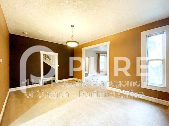 Photo - 133 NE Graham St