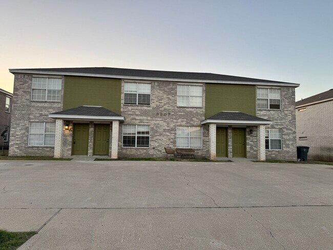 Building Photo - 3207 Hereford Ln Unit B