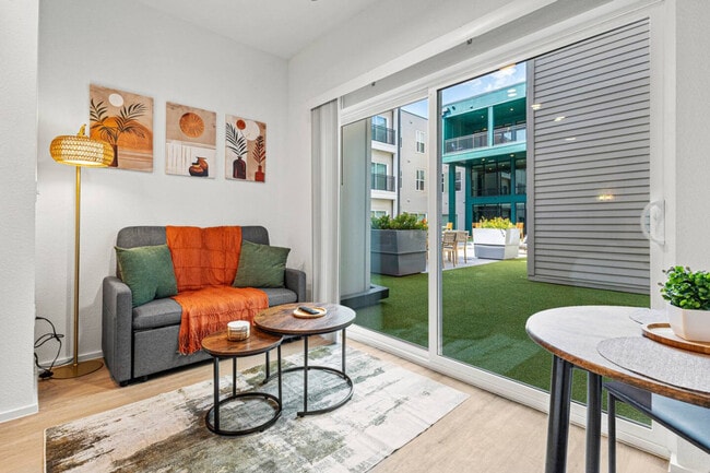 Photo - 596 W 9th St Unidad ID1335747P