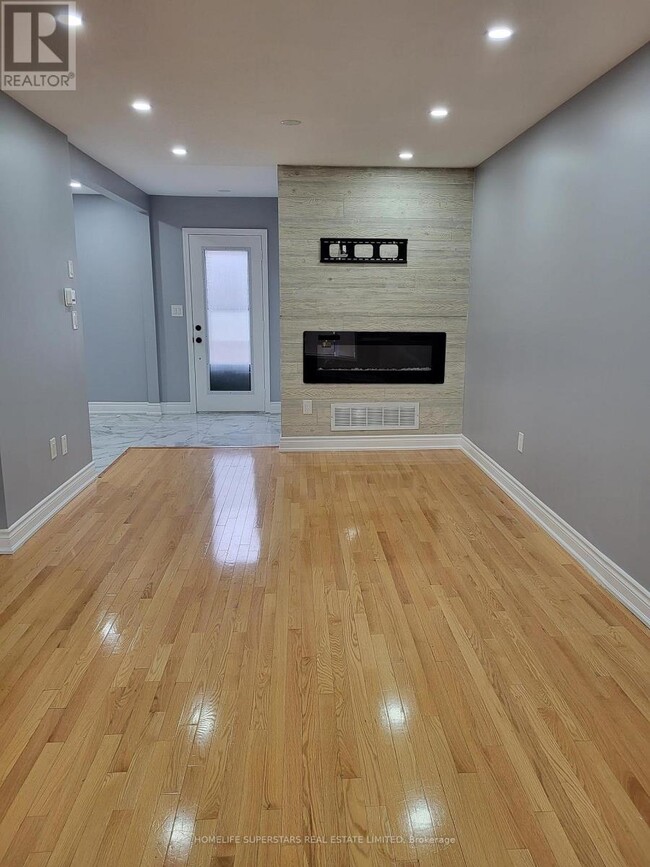Photo - 1585 Gowling Terrace