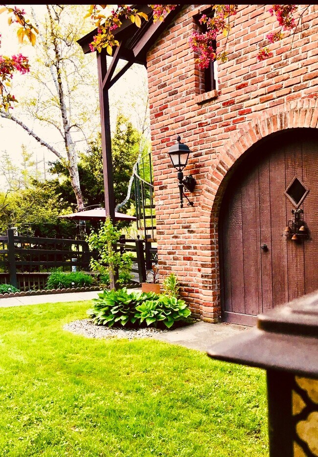 1089 Mohawk Trail Unit 2