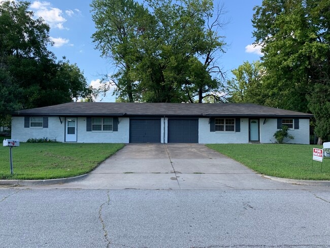 Photo - 104 E Knoxville St