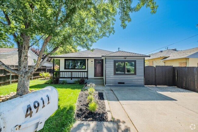 Building Photo - Newly Updated Home in Oak Park