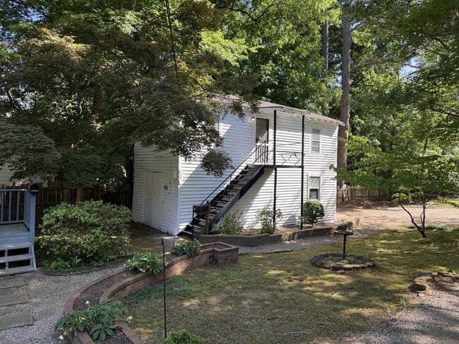 Building Photo - Private Garage Apartment!