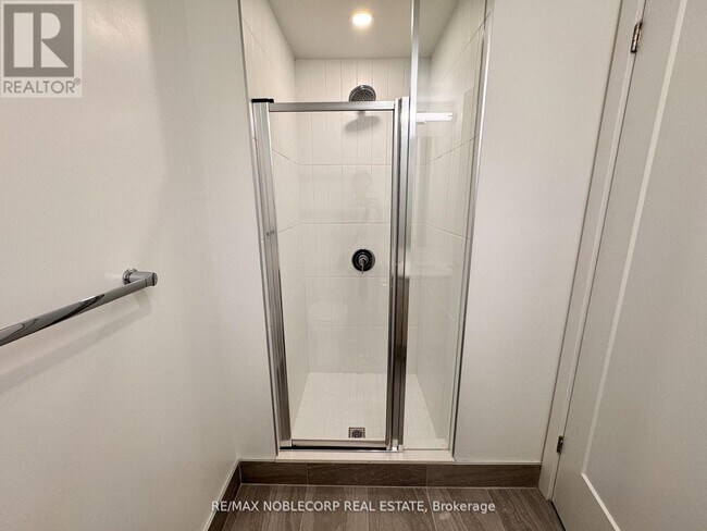 Photo - 801 The Queensway Unité 701