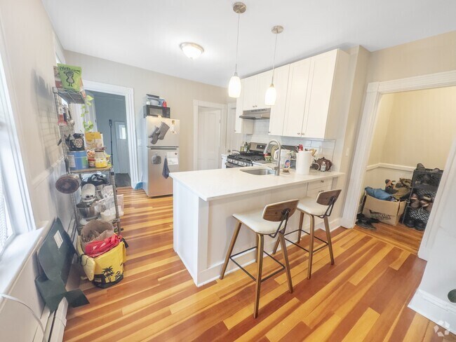 Building Photo - 24 Suffolk St Unit 3 Rental