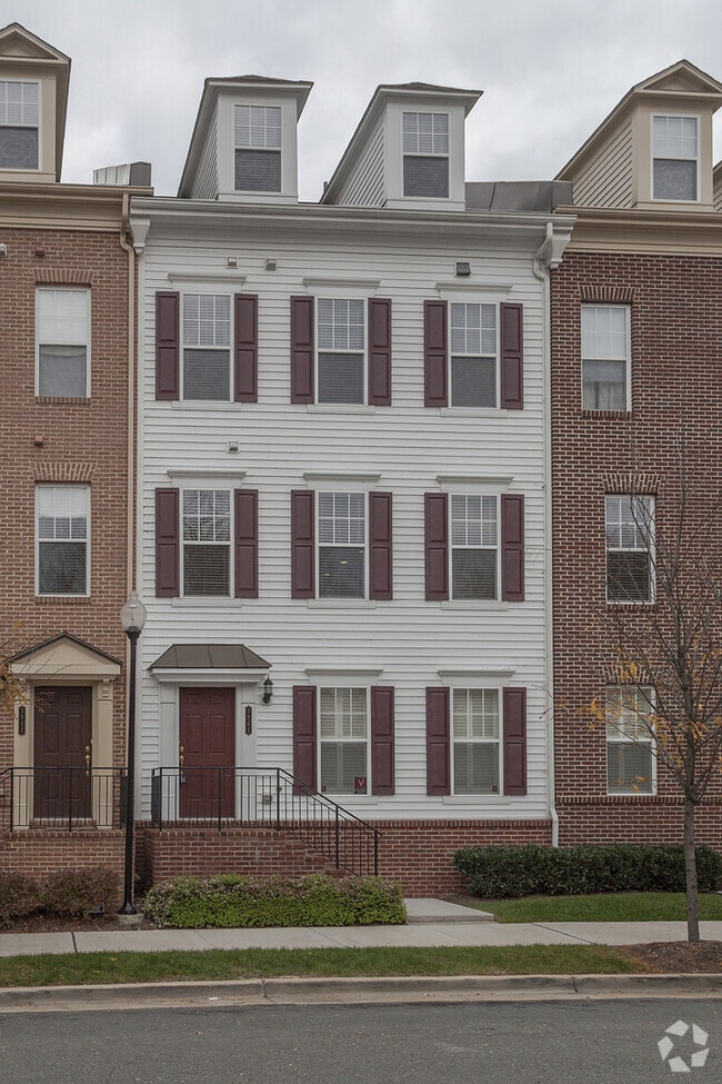 Building Photo - Gorgeous Townhome/Great Location!