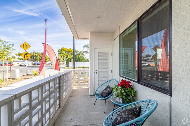 2BR, 2BA - 1,027SF - Patio