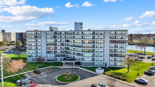 Building Photo - Parkway Village