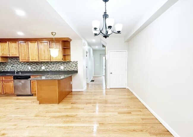 Photo - 90 George St