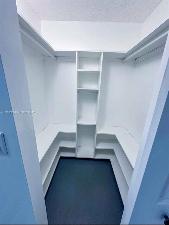 Photo - 2301 W 60th St Unidad A211