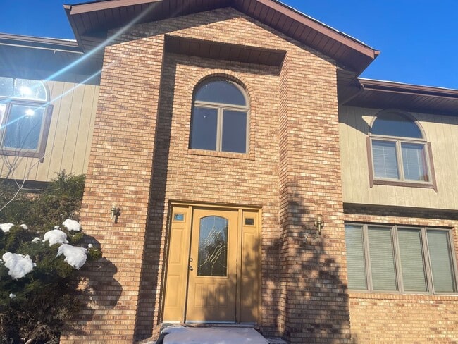 Building Photo - Executive style Home