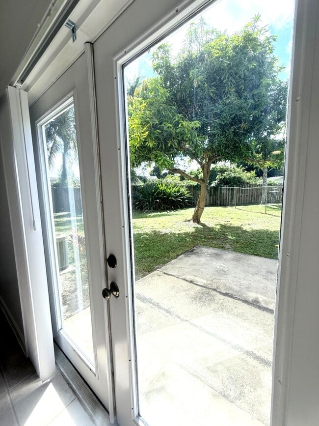 Photo - 3364 Jefferson St