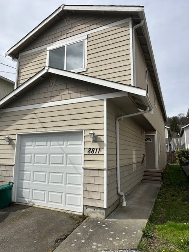 Building Photo - Renovated 3 Bed 2.5 Bath Home in South Park