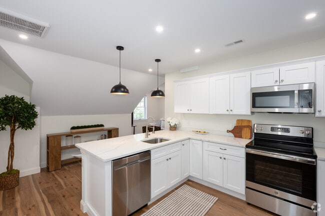 2BR, 1BA - 767SF - Kitchen - 1 Pleasant St