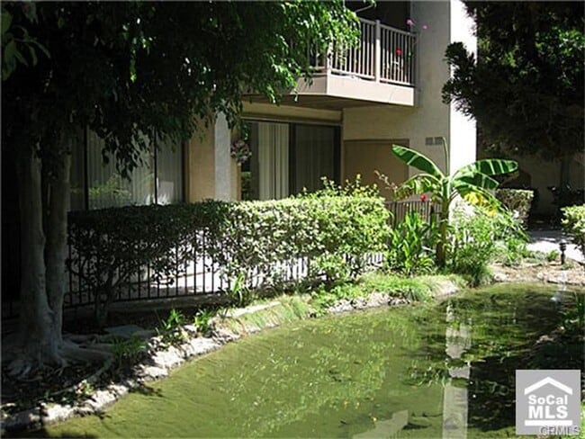Building Photo - Lower 2 Bedroom condo, gated community