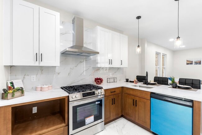 Photo - 165 Van Nostrand Ave