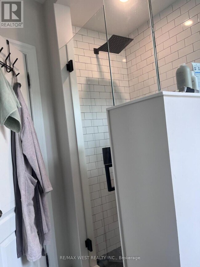 Photo - 926 College St