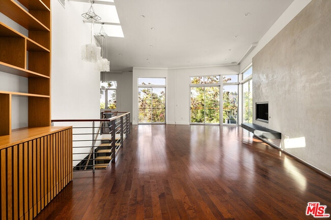 Photo - 3255 Fernwood Ave