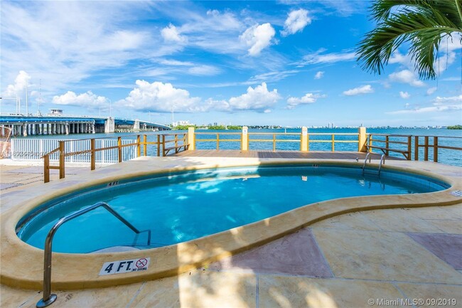 Photo - 7845 NE Bayshore Ct Unidad 12A Rental