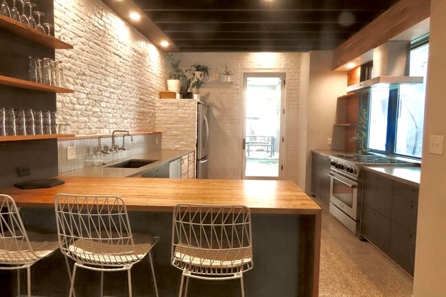 Building Photo - 1212 N Mascher St Rental