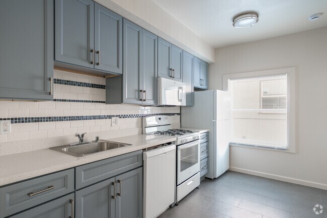 3BR, 2BA - 650SF - Kitchen - 2211 Channing Way