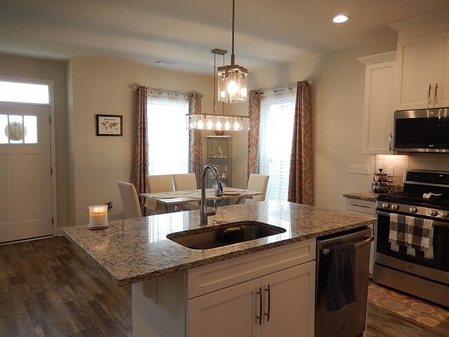 Photo - 2886 Fontana St