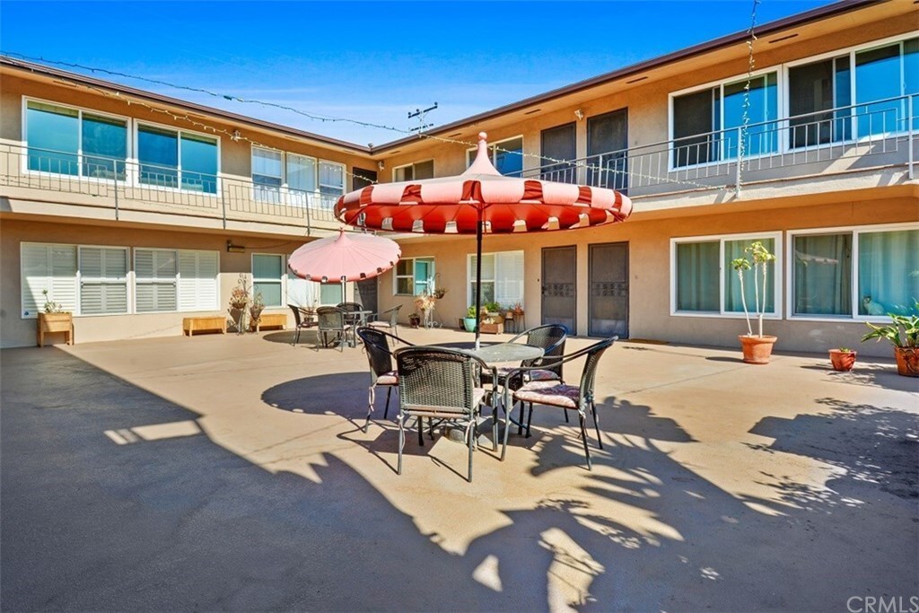 Main Courtyard - 1023 1st E St Condo