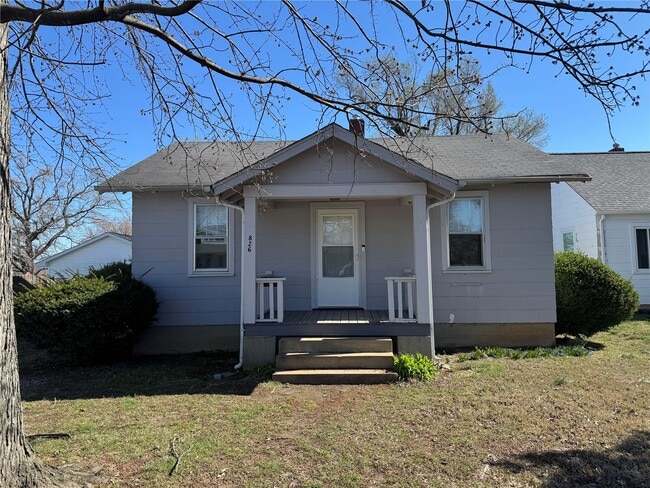 Building Photo - 826 N Metter Ave