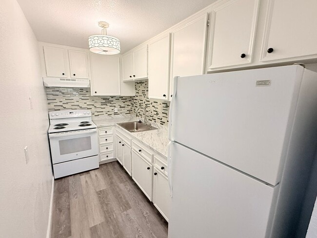 Building Photo - Beautifully Updated Corner Unit 216