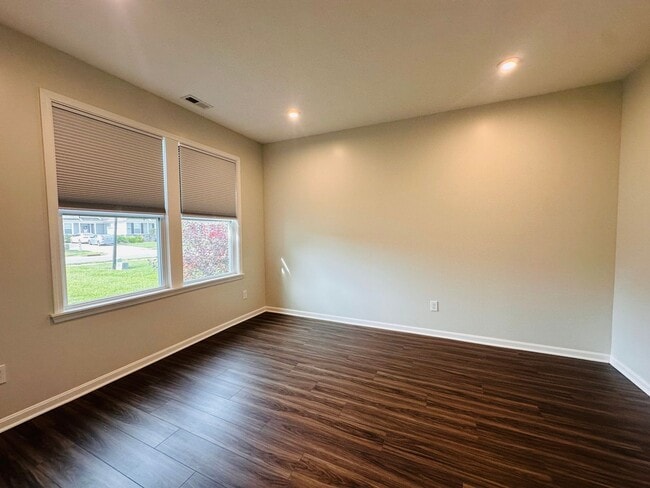 Photo - Contemporary Comfort Meets Convenience in Mt. Washington