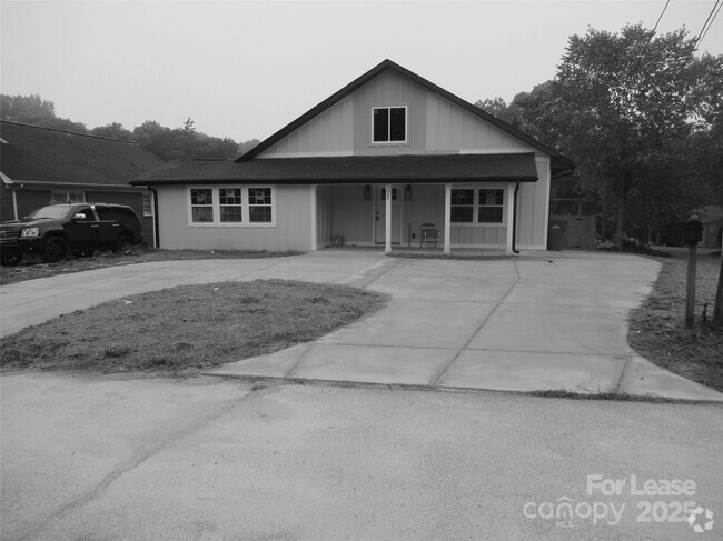 Building Photo - 723 S Cedar St Rental