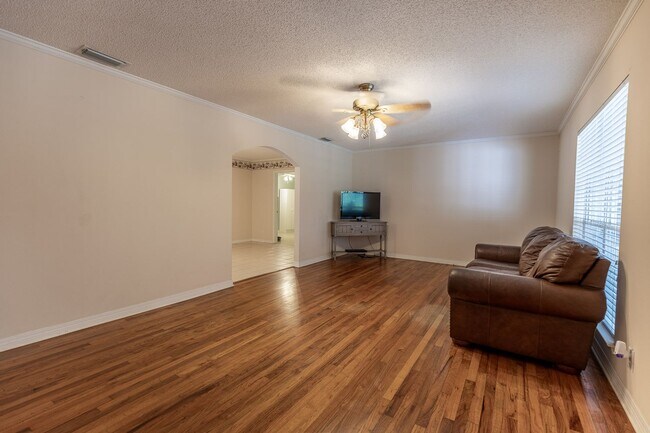 Photo - ONE FREE MONTH ON 13 MONTH LEASE!Charming ...