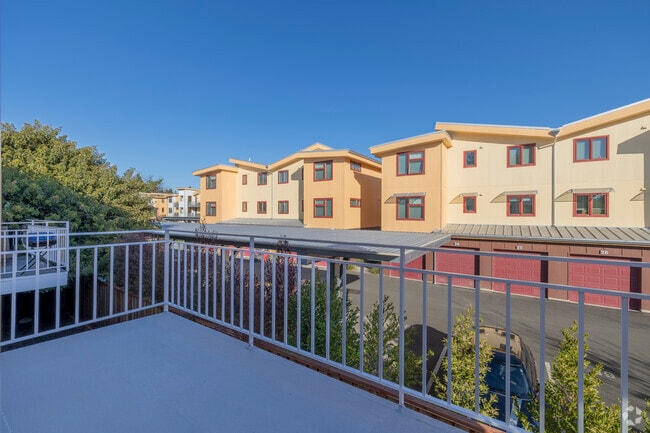 2BR, 2BA - 1008 SF - Patio