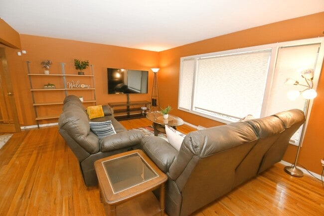 Photo - Furnished or unfurnished 4 bedroom 3 full ...