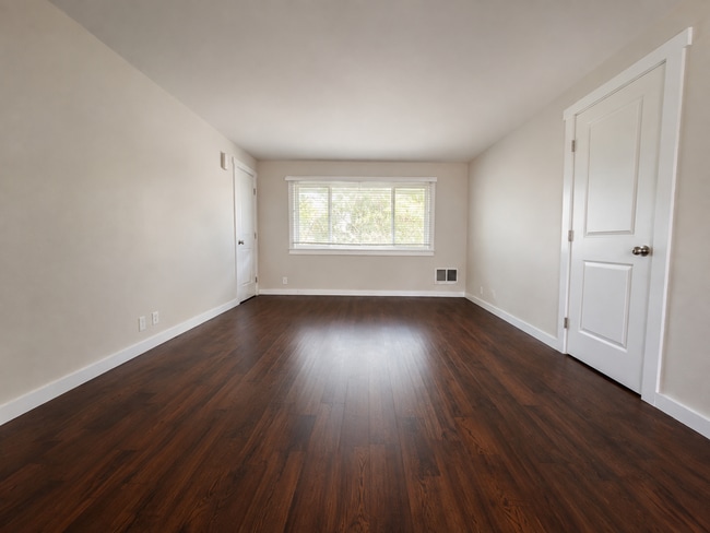 Building Photo - 310-316 S. Manzanita Court Unit 314