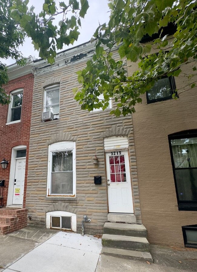 Building Photo - Charming 2 Bedroom/1.5 Bathroom Townhome in Highlandtown, MD!