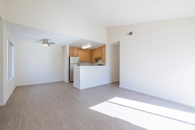 2BR, 2BA - 890SF - Living Room